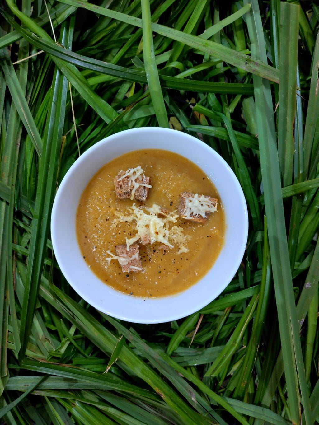 Soupe de topinambours patate douce, champignons et croutons d'emmental