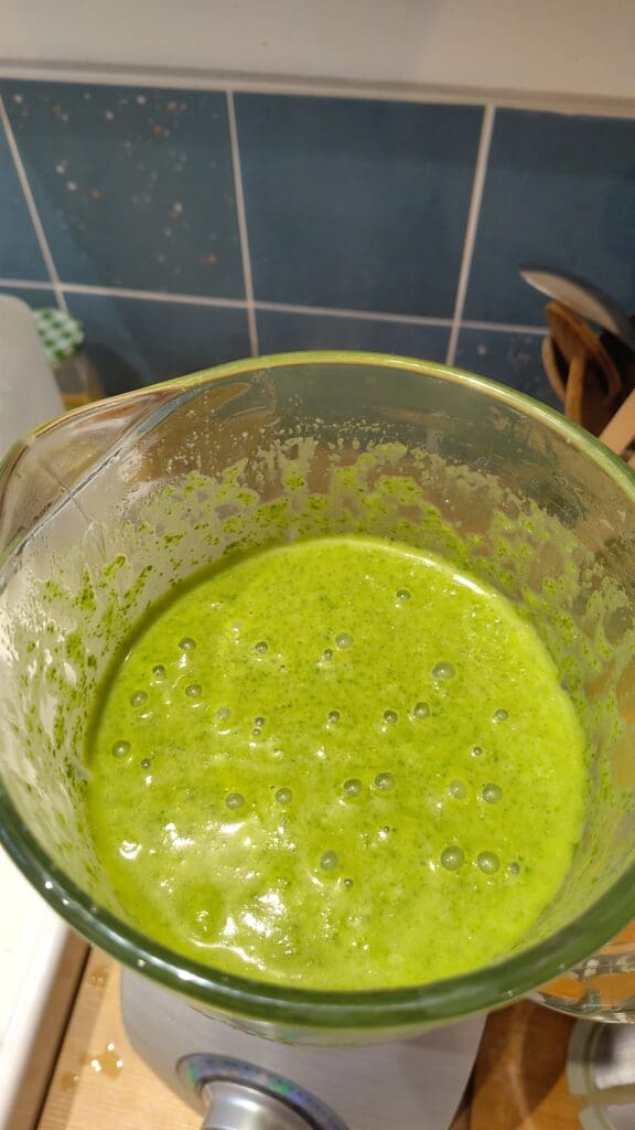 Tout est mixé, je vérifie si la texture me convient en goutant ma soupe. 